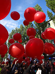 "Blow Up | Schwabing macht die Welle" Großes Kunsthappening mit 188 Riesenballons (80 - 160 cm) auf dem Corso Leopold am Samstag um 18.18 Uhr 